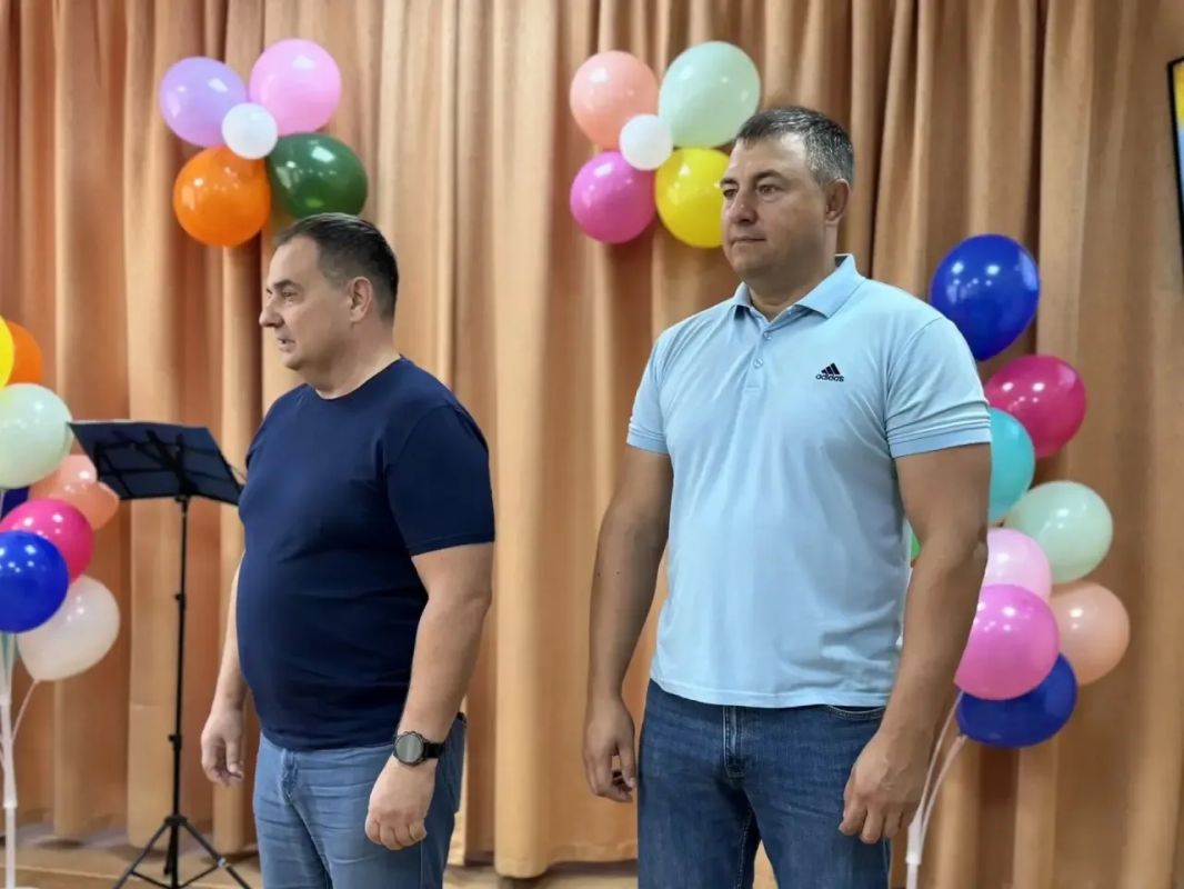 В областном центре полицейские и общественники поздравили ребят с новым учебным годом В областном центре полицейские и общественники поздравили ребят с новым учебным годом