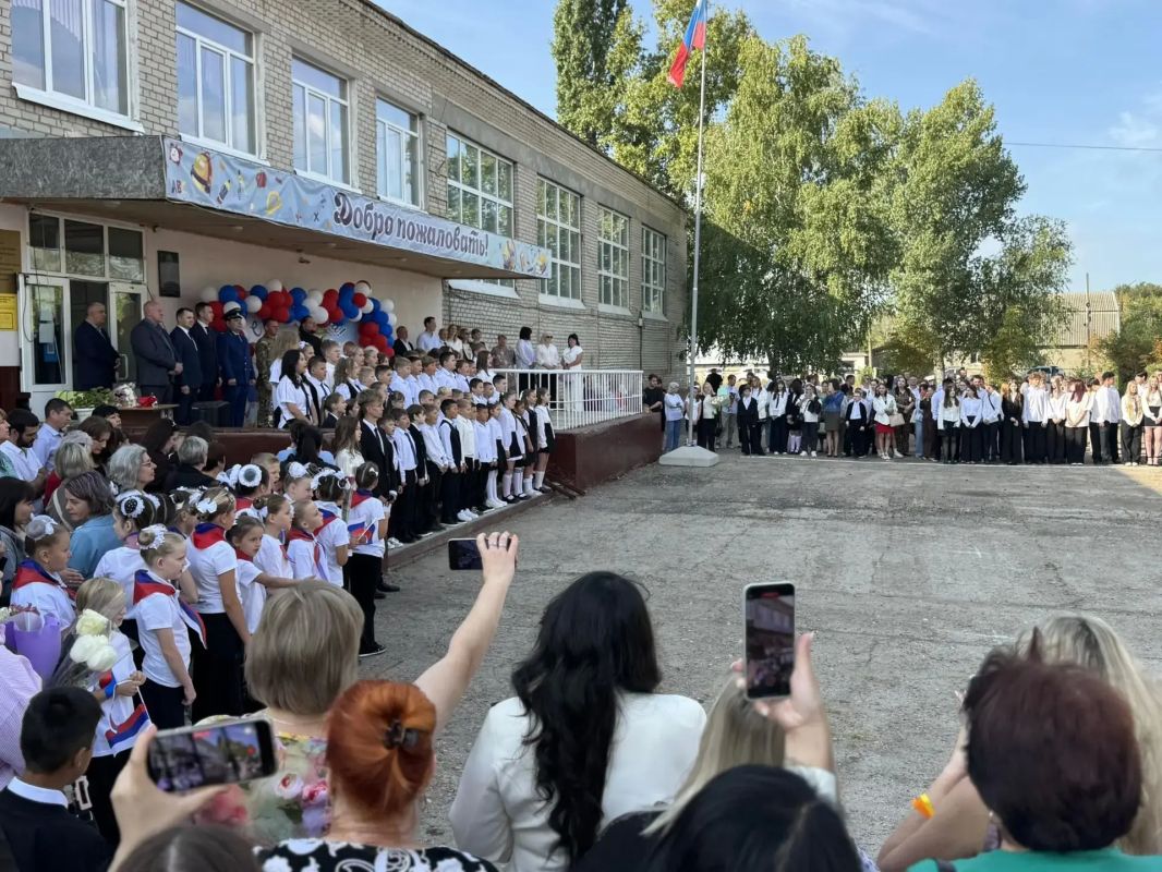 Вместе с прокурором города Энгельса Романом Яценко принял участие в торжественной линейке в школе № 19 имени Героя Социалистического Труда Ивана Петровича Кузнецова Вместе с прокурором города Энгельса Романом Яценко принял участие в торжественной линейке в школе № 19 имени Героя Социалистического Труда Ивана Петровича Кузнецова