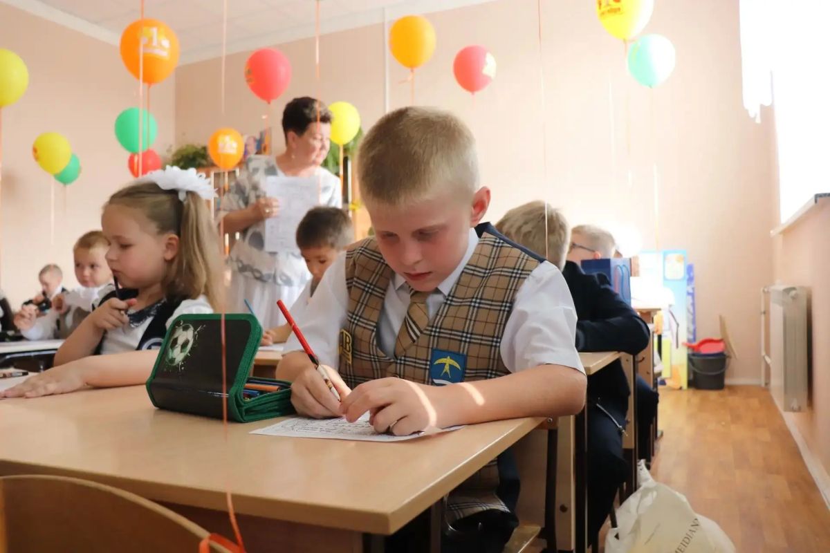 Для 375 тысяч школьников и студентов области начался учебный год Для 375 тысяч школьников и студентов области начался учебный год