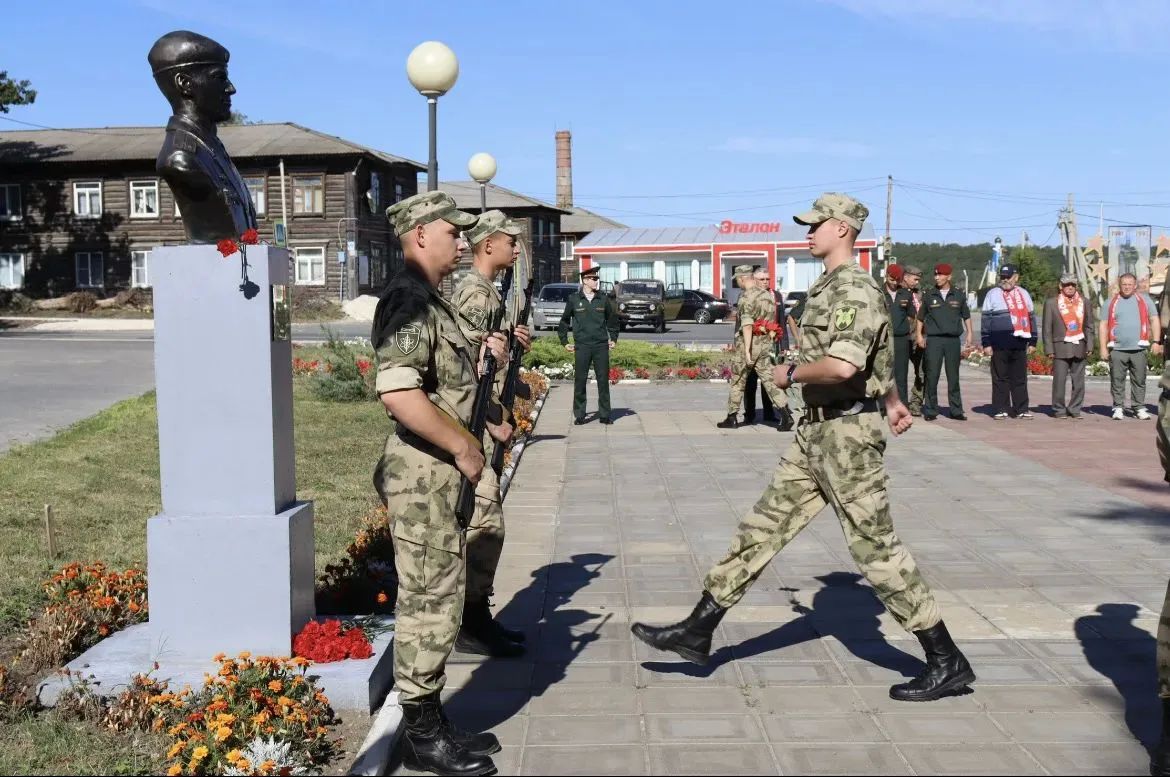 В Саратовской области военнослужащие и сотрудники Росгвардии почтили память бойцов, погибших при исполнении воинского и служебного долга В Саратовской области военнослужащие и сотрудники Росгвардии почтили память бойцов, погибших при исполнении воинского и служебного долга