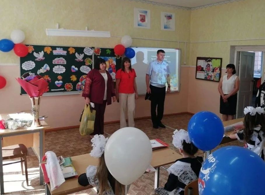 В Краснокутском районе сотрудники полиции и общественники стали гостями классного часа у первоклассников В Краснокутском районе сотрудники полиции и общественники стали гостями классного часа у первоклассников