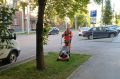 Уборка города. Коммунальные службы осуществляют уборку дорог и тротуаров, мойку и ремонт остановочных павильонов, уход за зелеными зонами, подбор мусора, а также ремонт дорожных знаков и ограждений