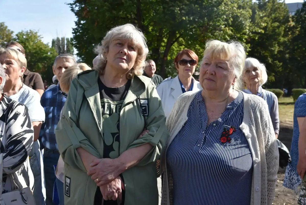 В обновленном сквере открыли памятник Вячеславу Малярову, бойцу группы «Альфа», который погиб при освобождении заложников в школе Беслана В обновленном сквере открыли памятник Вячеславу Малярову, бойцу группы «Альфа», который погиб при освобождении заложников в школе Беслана