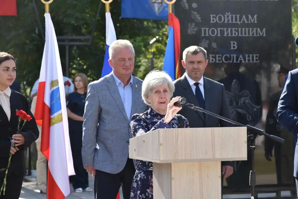 В обновленном сквере открыли памятник Вячеславу Малярову, бойцу группы «Альфа», который погиб при освобождении заложников в школе Беслана В обновленном сквере открыли памятник Вячеславу Малярову, бойцу группы «Альфа», который погиб при освобождении заложников в школе Беслана