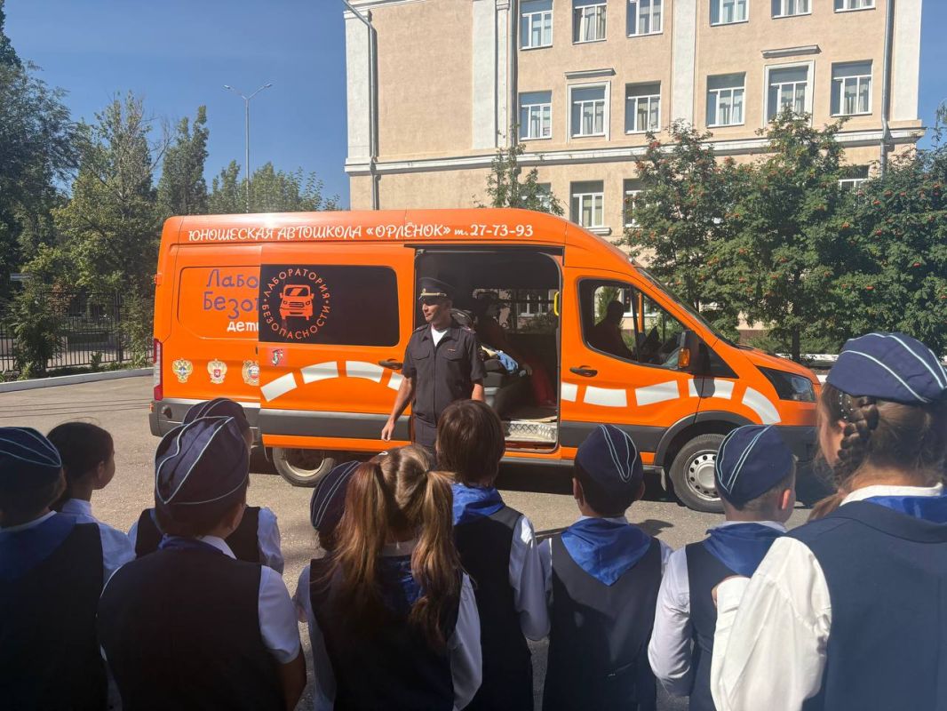 Безопасность на дорогах начинается с детства Безопасность на дорогах начинается с детства