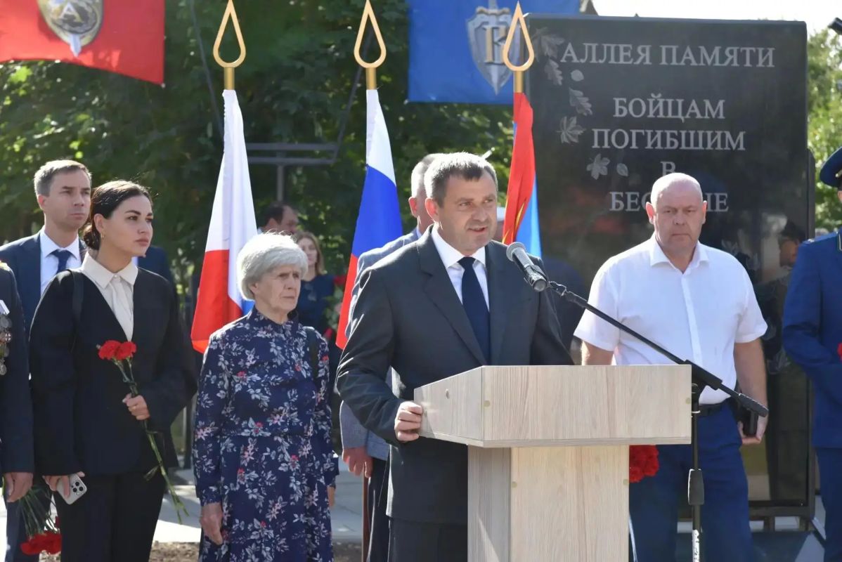 В обновленном сквере открыли памятник Вячеславу Малярову, бойцу группы «Альфа», который погиб при освобождении заложников в школе Беслана В обновленном сквере открыли памятник Вячеславу Малярову, бойцу группы «Альфа», который погиб при освобождении заложников в школе Беслана