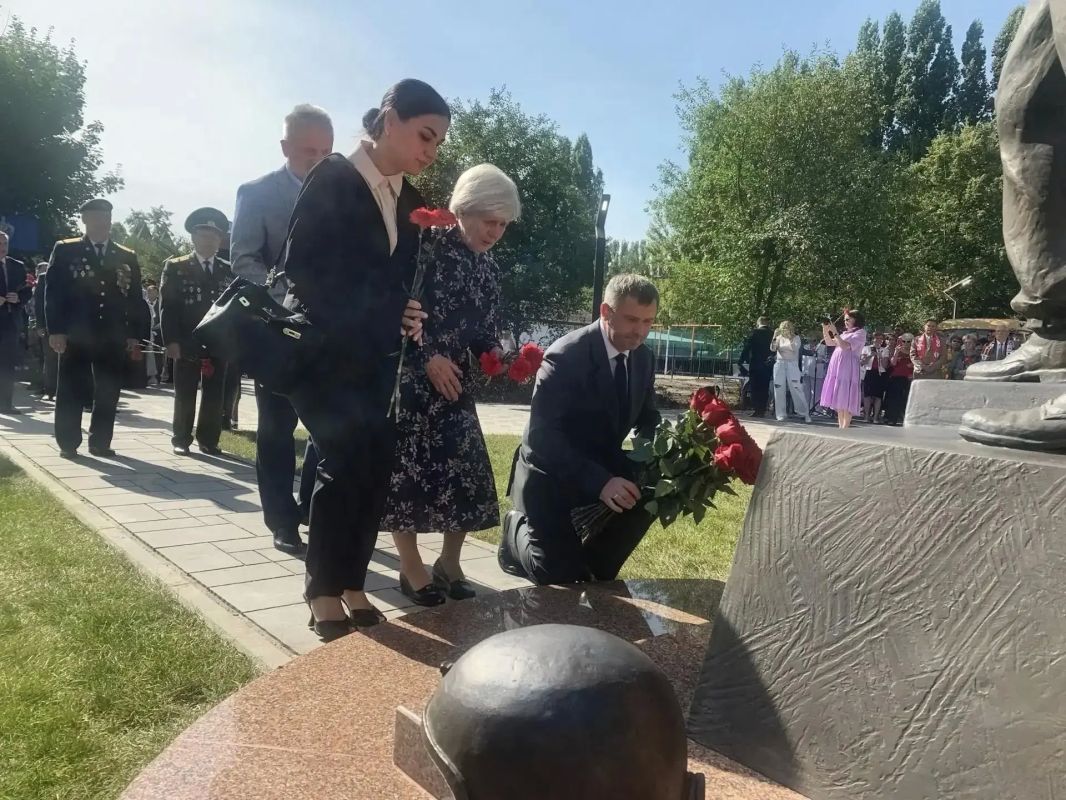 В обновленном сквере открыли памятник Вячеславу Малярову, бойцу группы «Альфа», который погиб при освобождении заложников в школе Беслана