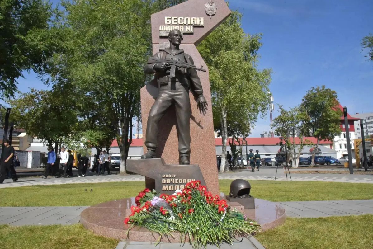 В обновленном сквере открыли памятник Вячеславу Малярову, бойцу группы «Альфа», который погиб при освобождении заложников в школе Беслана В обновленном сквере открыли памятник Вячеславу Малярову, бойцу группы «Альфа», который погиб при освобождении заложников в школе Беслана
