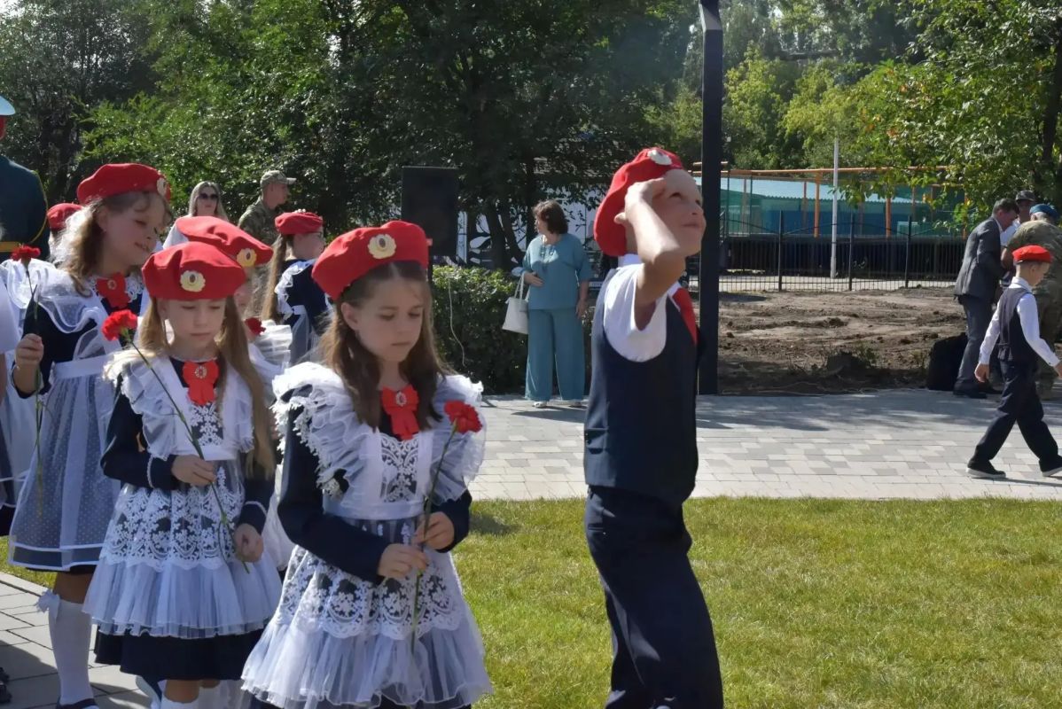 В обновленном сквере открыли памятник Вячеславу Малярову, бойцу группы «Альфа», который погиб при освобождении заложников в школе Беслана В обновленном сквере открыли памятник Вячеславу Малярову, бойцу группы «Альфа», который погиб при освобождении заложников в школе Беслана