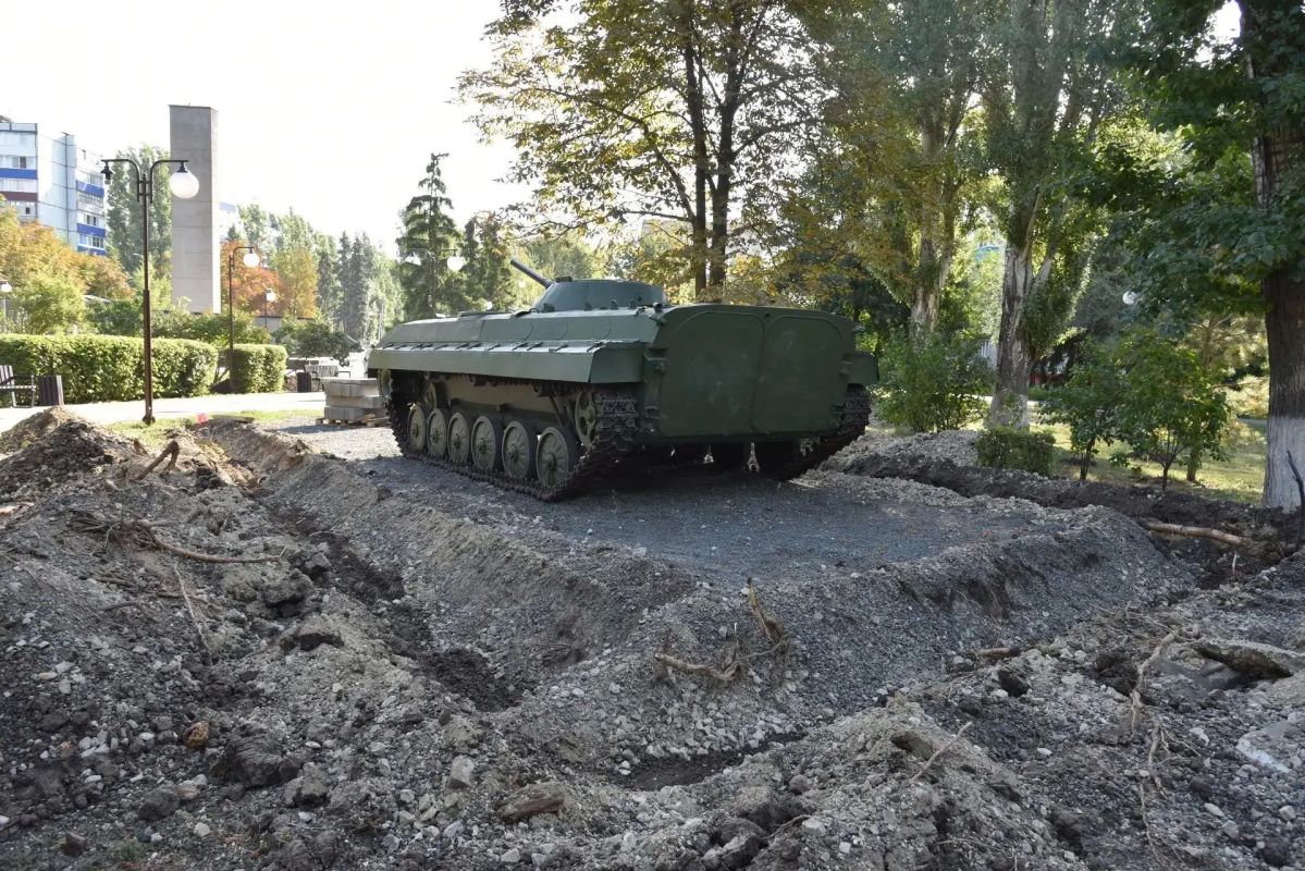 На Аллее Героев начались работы по благоустройству площадки под военную технику На Аллее Героев начались работы по благоустройству площадки под военную технику