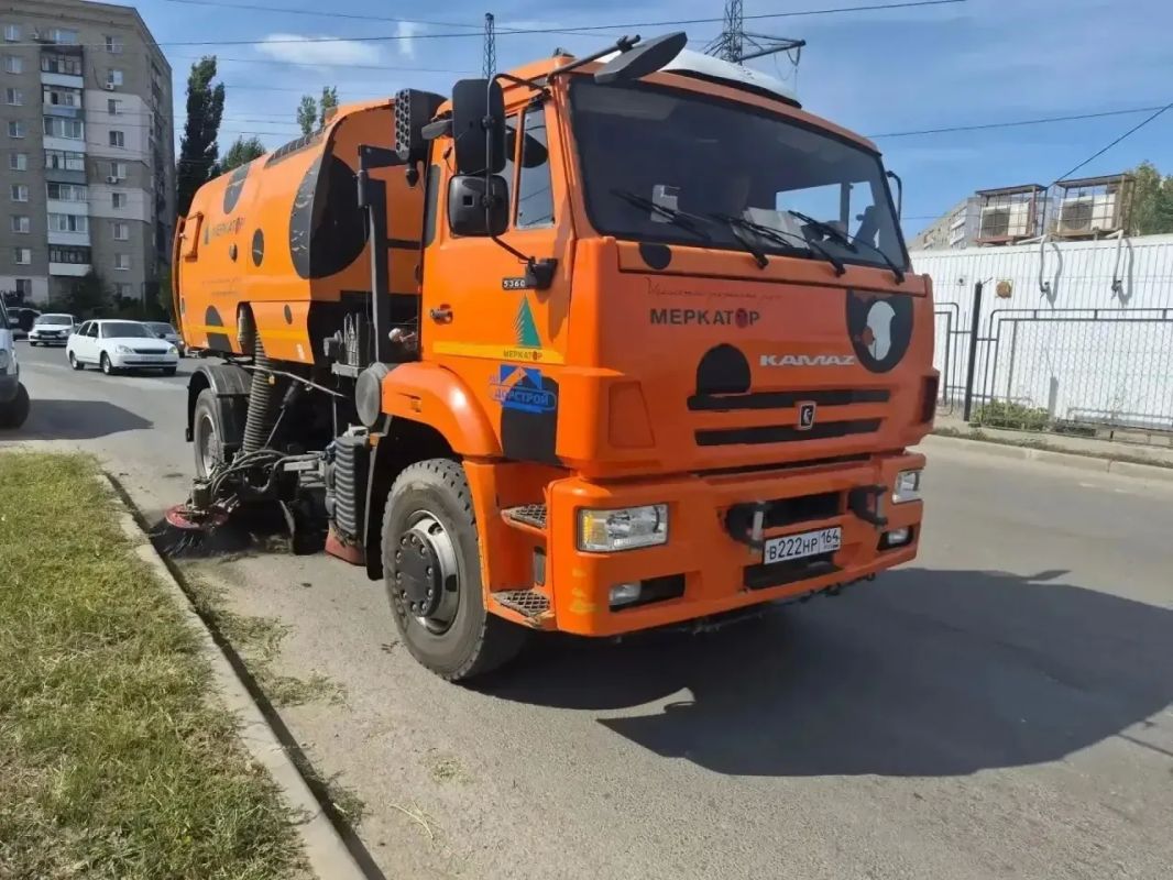 Уборка города. Коммунальные службы осуществляют уборку дорог и тротуаров, мойку и ремонт остановочных павильонов, уход за зелеными зонами, подбор мусора, а также ремонт дорожных знаков и ограждений Уборка города. Коммунальные службы осуществляют уборку дорог и тротуаров, мойку и ремонт остановочных павильонов, уход за зелеными зонами, подбор мусора, а также ремонт дорожных знаков и ограждений