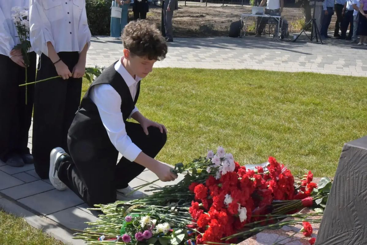 В обновленном сквере открыли памятник Вячеславу Малярову, бойцу группы «Альфа», который погиб при освобождении заложников в школе Беслана В обновленном сквере открыли памятник Вячеславу Малярову, бойцу группы «Альфа», который погиб при освобождении заложников в школе Беслана