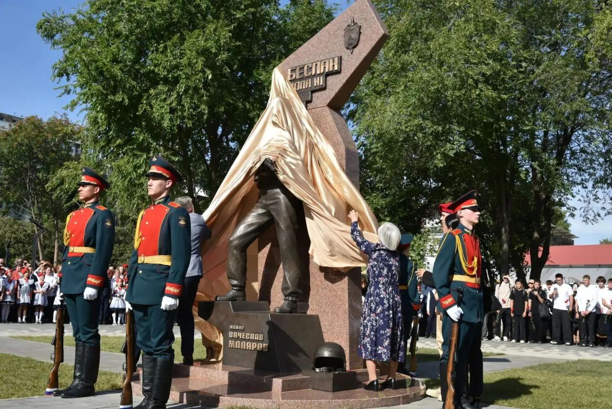 В обновленном сквере открыли памятник Вячеславу Малярову, бойцу группы «Альфа», который погиб при освобождении заложников в школе Беслана В обновленном сквере открыли памятник Вячеславу Малярову, бойцу группы «Альфа», который погиб при освобождении заложников в школе Беслана