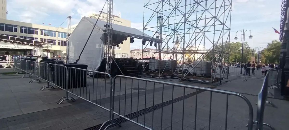 В Саратове уже готовят сцену для фестиваля туризма, который пройдёт на площади им. Чернышевского В Саратове уже готовят сцену для фестиваля туризма, который пройдёт на площади им. Чернышевского