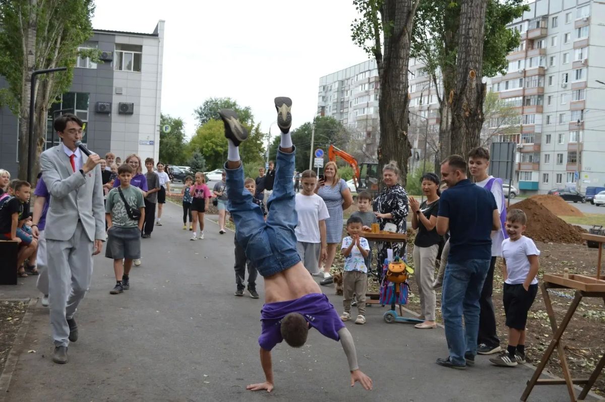 В преддверии Дня города в обновлённом сквере «Молодежный» состоялась «Игротека» с установлением спортивного рекорда В преддверии Дня города в обновлённом сквере «Молодежный» состоялась «Игротека» с установлением спортивного рекорда