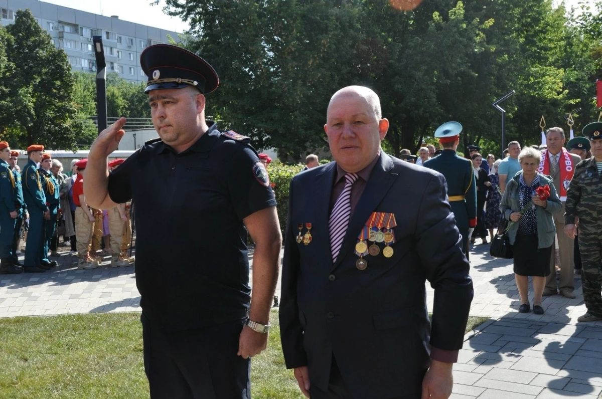 Сотрудники полиции приняли участие в церемонии открытия памятника погибшему герою Беслана Вячеславу Малярову Сотрудники полиции приняли участие в церемонии открытия памятника погибшему герою Беслана Вячеславу Малярову