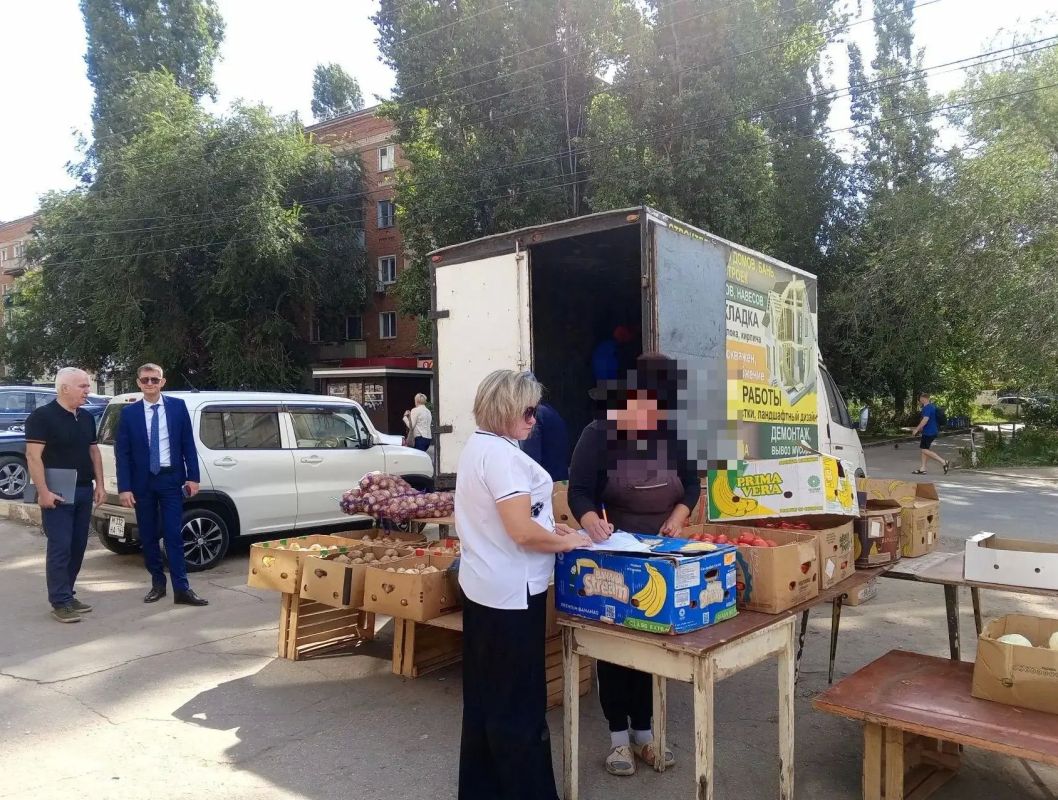 Специалисты управления муниципального контроля и административной практики провели очередной рейд и выявили факты незаконной торговли — в том числе продуктами питания Специалисты управления муниципального контроля и административной практики провели очередной рейд и выявили факты незаконной торговли — в том числе продуктами питания