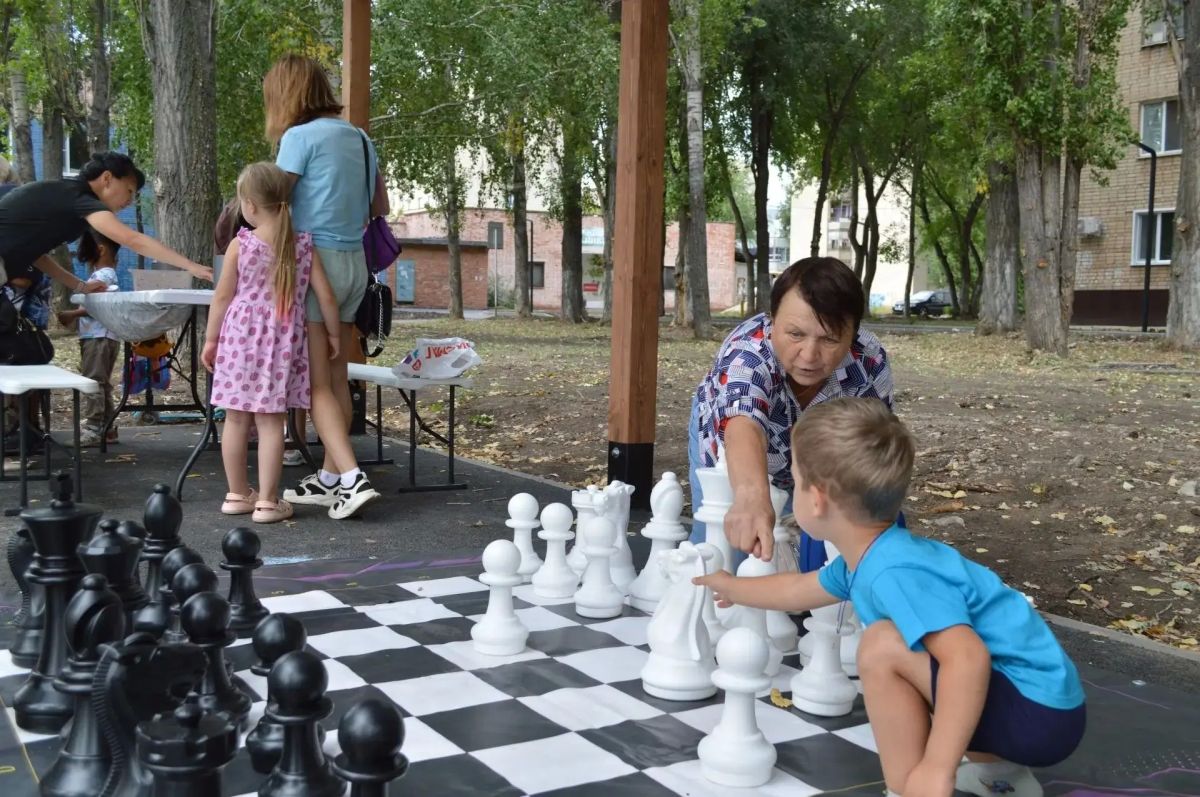 В преддверии Дня города в обновлённом сквере «Молодежный» состоялась «Игротека» с установлением спортивного рекорда В преддверии Дня города в обновлённом сквере «Молодежный» состоялась «Игротека» с установлением спортивного рекорда