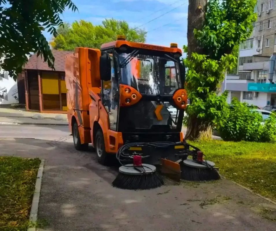 Уборка города. Коммунальные службы осуществляют уборку дорог и тротуаров, мойку и ремонт остановочных павильонов, уход за зелеными зонами, подбор мусора, а также ремонт дорожных знаков и ограждений Уборка города. Коммунальные службы осуществляют уборку дорог и тротуаров, мойку и ремонт остановочных павильонов, уход за зелеными зонами, подбор мусора, а также ремонт дорожных знаков и ограждений