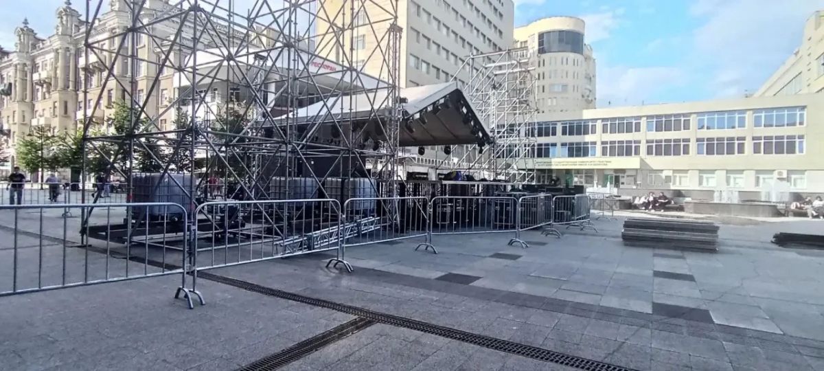 В Саратове уже готовят сцену для фестиваля туризма, который пройдёт на площади им. Чернышевского