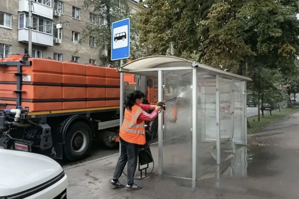 Уборка города. Коммунальные службы осуществляют уборку дорог и тротуаров, мойку и ремонт остановочных павильонов, уход за зелеными зонами, подбор мусора, а также ремонт дорожных знаков и ограждений Уборка города. Коммунальные службы осуществляют уборку дорог и тротуаров, мойку и ремонт остановочных павильонов, уход за зелеными зонами, подбор мусора, а также ремонт дорожных знаков и ограждений