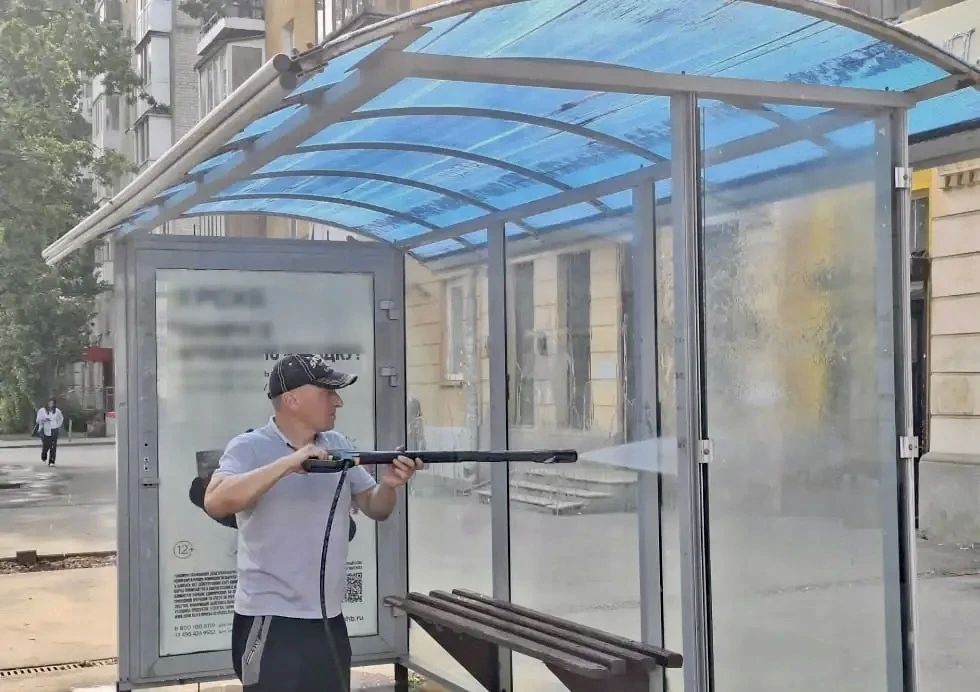 Уборка города. Коммунальные службы осуществляют уборку дорог и тротуаров, мойку и ремонт остановочных павильонов, уход за зелеными зонами, подбор мусора, а также ремонт дорожных знаков и ограждений Уборка города. Коммунальные службы осуществляют уборку дорог и тротуаров, мойку и ремонт остановочных павильонов, уход за зелеными зонами, подбор мусора, а также ремонт дорожных знаков и ограждений