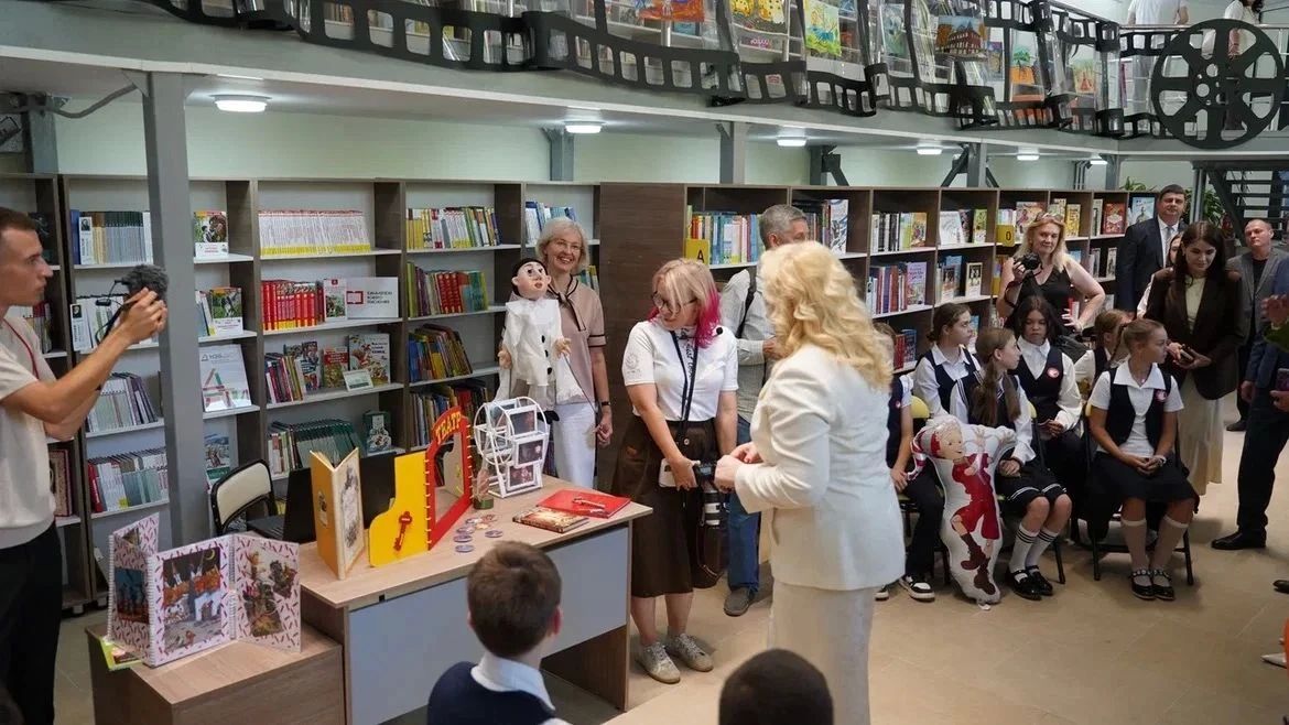4 сентября в Детском парке города Саратова состоялось торжественное открытие модельной детской библиотеки № 38 — это 25-я по счету библиотека в регионе, модернизированная в рамках национального проекта «Семья» 4 сентября в Детском парке города Саратова состоялось торжественное открытие модельной детской библиотеки № 38 — это 25-я по счету библиотека в регионе, модернизированная в рамках национального проекта «Семья»