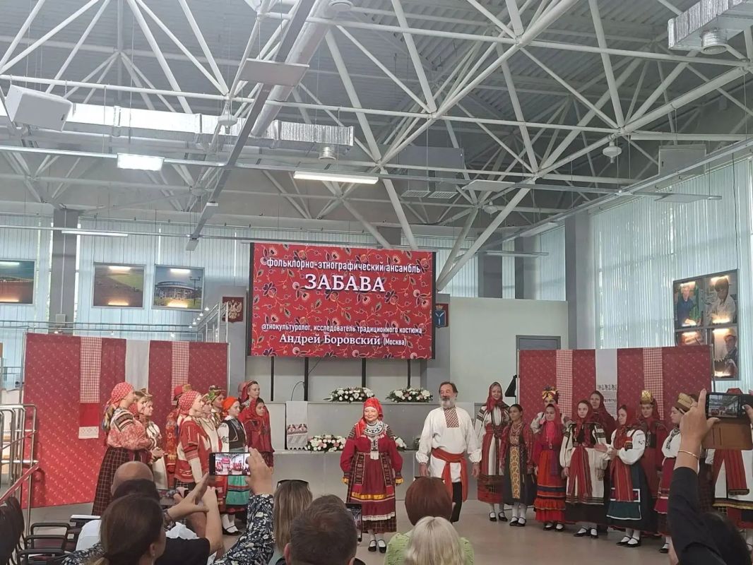 "Поэзию народного костюма" представили на форуме "Россия "Поэзию народного костюма" представили на форуме "Россия