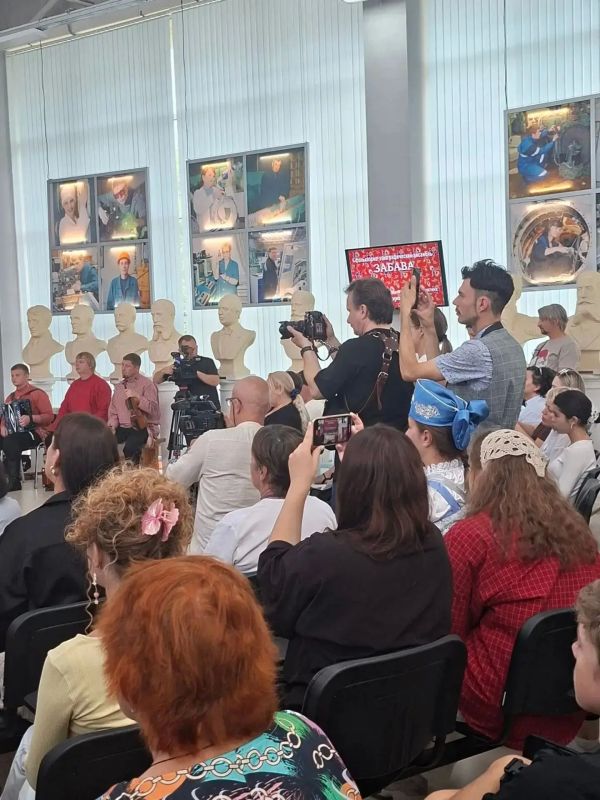 "Поэзию народного костюма" представили на форуме "Россия "Поэзию народного костюма" представили на форуме "Россия