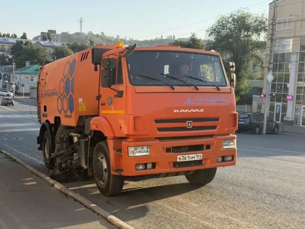 Уборка города. Коммунальные службы осуществляют уборку дорог и тротуаров, мойку и ремонт остановочных павильонов, уход за зелеными зонами, подбор мусора, а также ремонт дорожных знаков и ограждений Уборка города. Коммунальные службы осуществляют уборку дорог и тротуаров, мойку и ремонт остановочных павильонов, уход за зелеными зонами, подбор мусора, а также ремонт дорожных знаков и ограждений