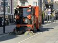 Уборка города. Коммунальные службы осуществляют уборку дорог и тротуаров, мойку и ремонт остановочных павильонов, уход за зелеными зонами, подбор мусора, а также ремонт дорожных знаков и ограждений