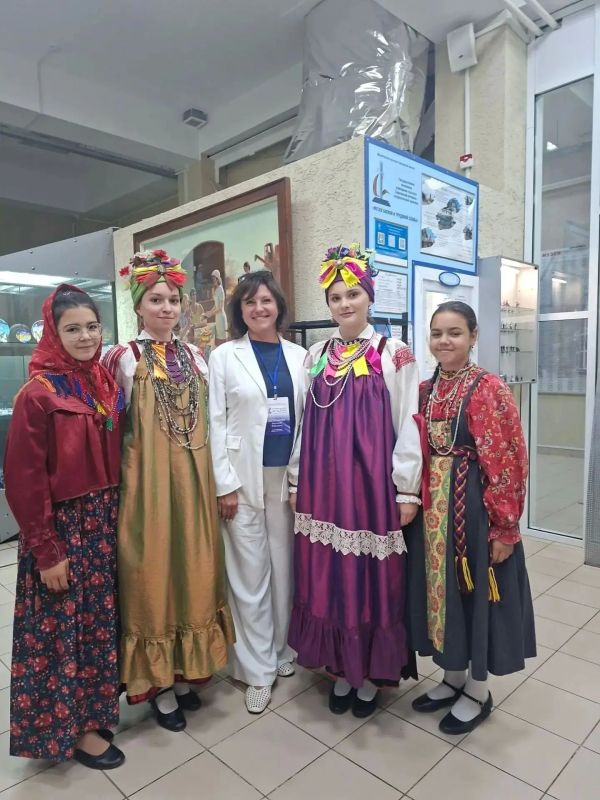 "Поэзию народного костюма" представили на форуме "Россия "Поэзию народного костюма" представили на форуме "Россия