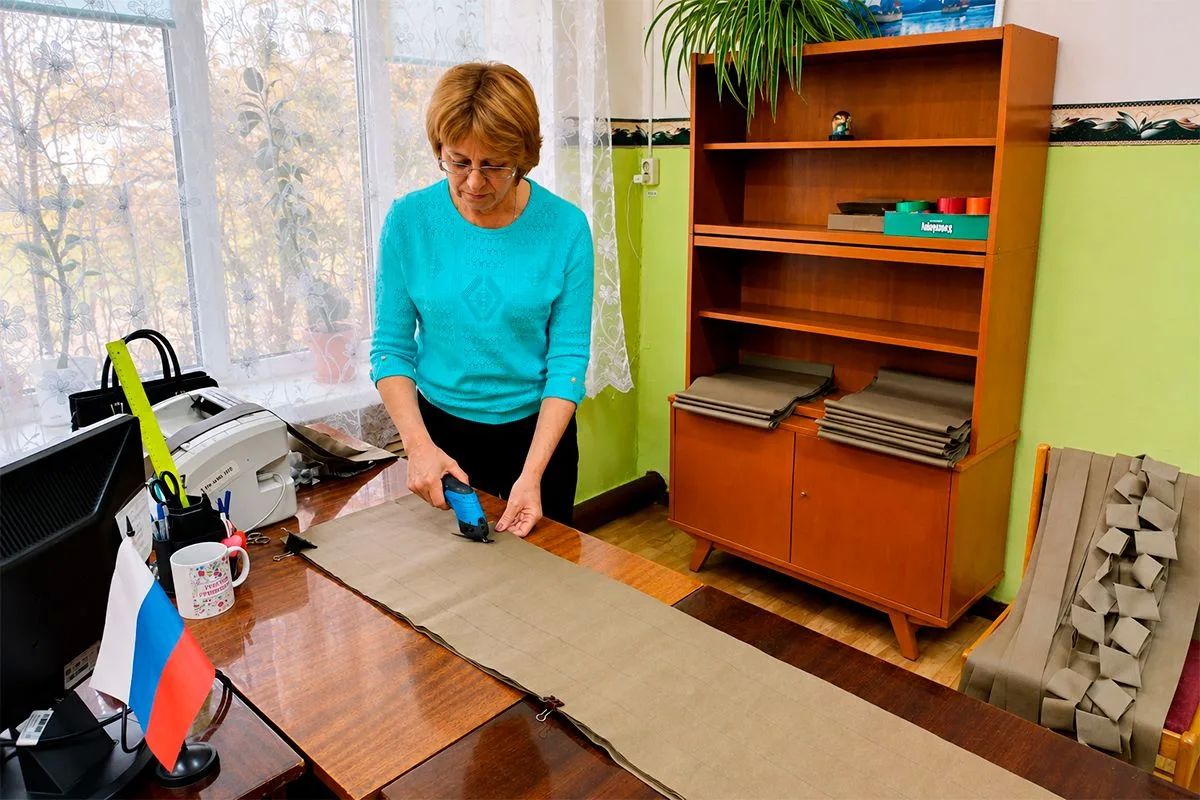 Женщины из Саратовской области сплели новую партию маскировочных сетей Женщины из Саратовской области сплели новую партию маскировочных сетей