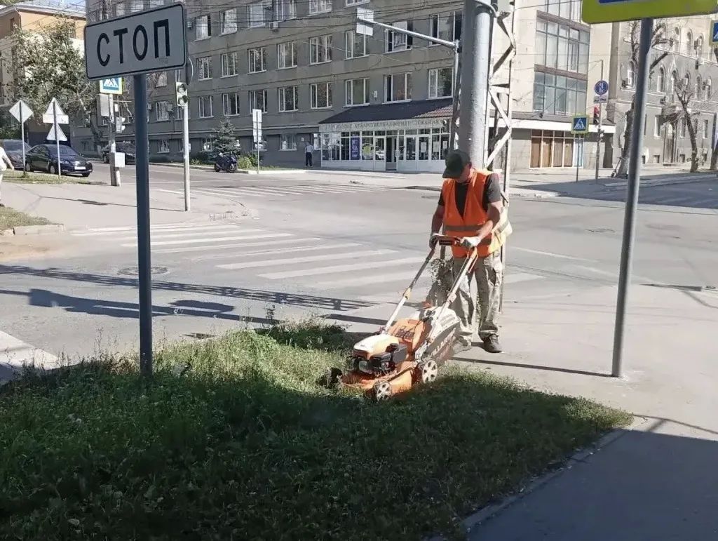 Уборка города. Коммунальные службы осуществляют уборку дорог и тротуаров, мойку и ремонт остановочных павильонов, уход за зелеными зонами, подбор мусора, а также ремонт дорожных знаков и ограждений Уборка города. Коммунальные службы осуществляют уборку дорог и тротуаров, мойку и ремонт остановочных павильонов, уход за зелеными зонами, подбор мусора, а также ремонт дорожных знаков и ограждений