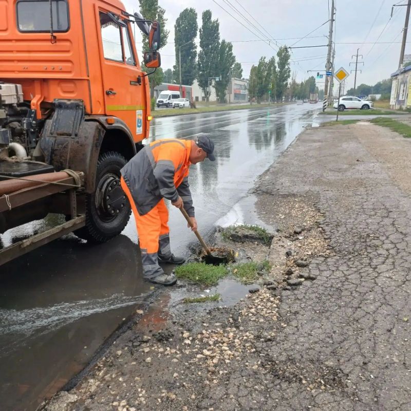 Комбинат благоустройства откачивает воду на улицах города и очищает ливнёвки Комбинат благоустройства откачивает воду на улицах города и очищает ливнёвки