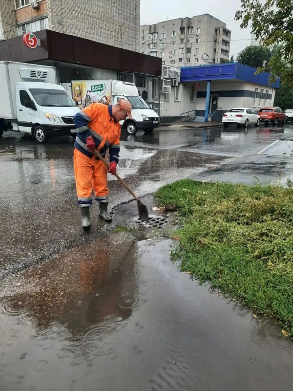Комбинат благоустройства откачивает воду на улицах города и очищает ливнёвки Комбинат благоустройства откачивает воду на улицах города и очищает ливнёвки