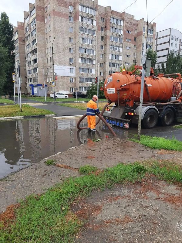 Комбинат благоустройства откачивает воду на улицах города и очищает ливнёвки Комбинат благоустройства откачивает воду на улицах города и очищает ливнёвки