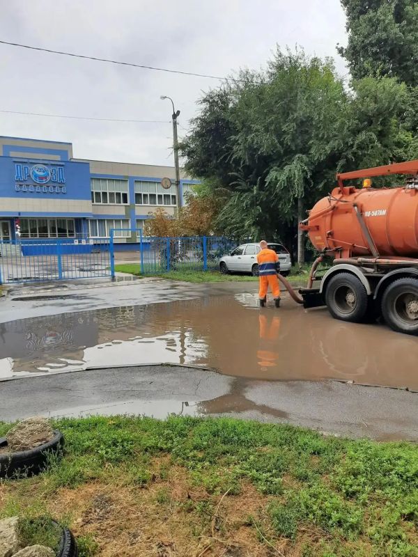 Комбинат благоустройства откачивает воду на улицах города и очищает ливнёвки Комбинат благоустройства откачивает воду на улицах города и очищает ливнёвки