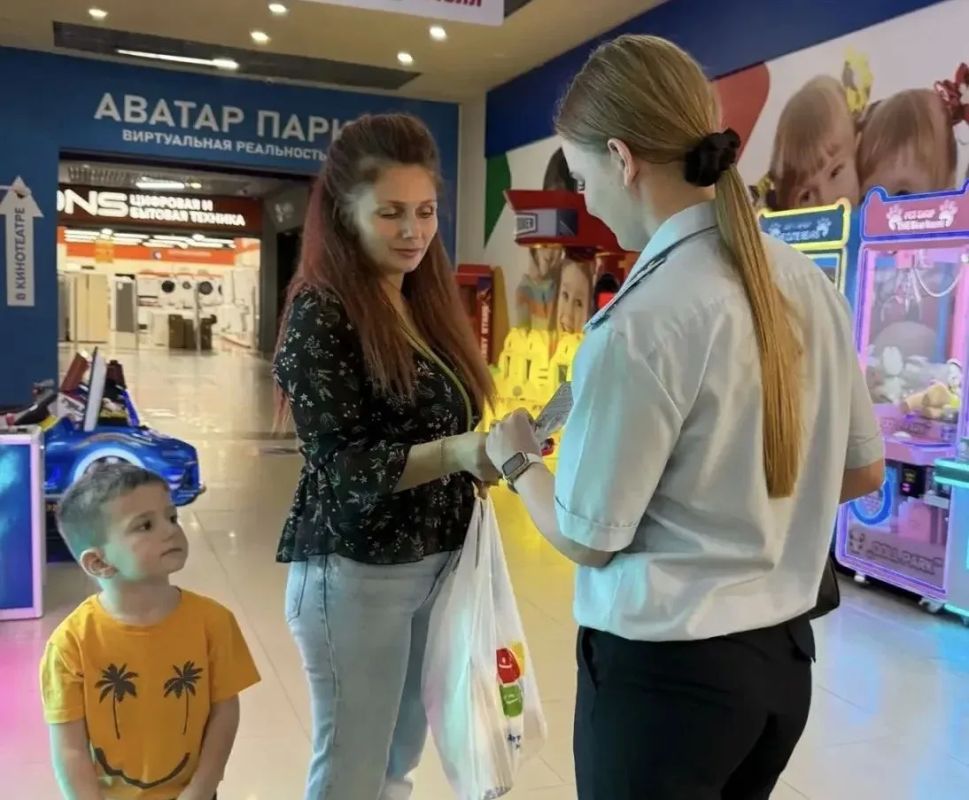 В рамках акции #ТвояБезопасность инспекторы по делам несовершеннолетних провели профилактические рейды в торговых центрах Саратова В рамках акции #ТвояБезопасность инспекторы по делам несовершеннолетних провели профилактические рейды в торговых центрах Саратова