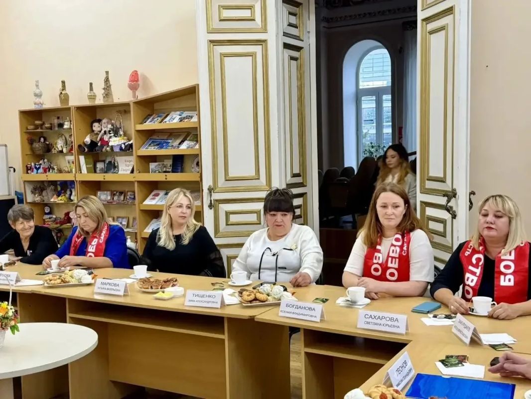 Вместе с председателем Собрания депутатов Энгельсского района, главой МО г. Энгельс Юлией Таушанковой встретились с представителями волонтёрских организаций, оказывающих поддержку нашим бойцам, выполняющим задачи в зоне... Вместе с председателем Собрания депутатов Энгельсского района, главой МО г. Энгельс Юлией Таушанковой встретились с представителями волонтёрских организаций, оказывающих поддержку нашим бойцам, выполняющим задачи в зоне...