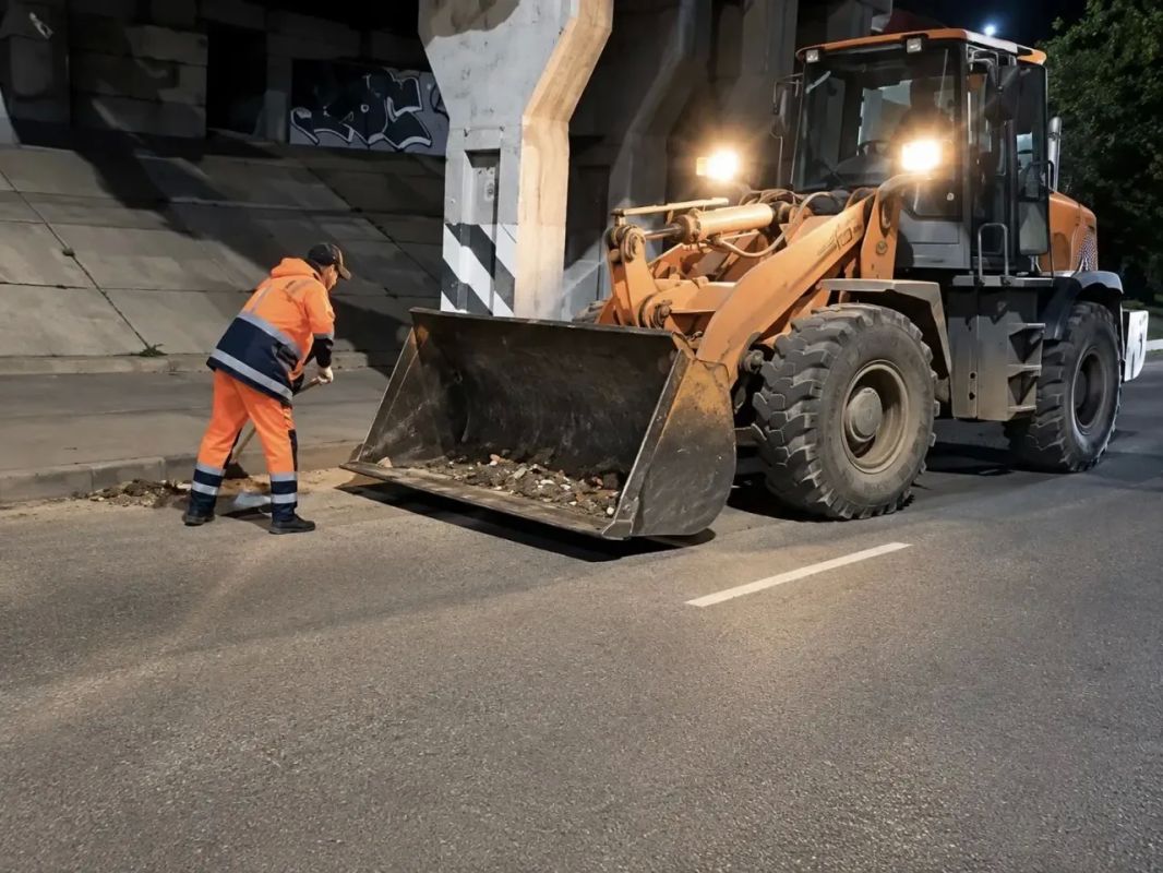Уборка города. Коммунальные службы осуществляют уборку дорог и тротуаров, мойку и ремонт остановочных павильонов, уход за зелеными зонами, подбор мусора, а также ремонт дорожных знаков и ограждений Уборка города. Коммунальные службы осуществляют уборку дорог и тротуаров, мойку и ремонт остановочных павильонов, уход за зелеными зонами, подбор мусора, а также ремонт дорожных знаков и ограждений