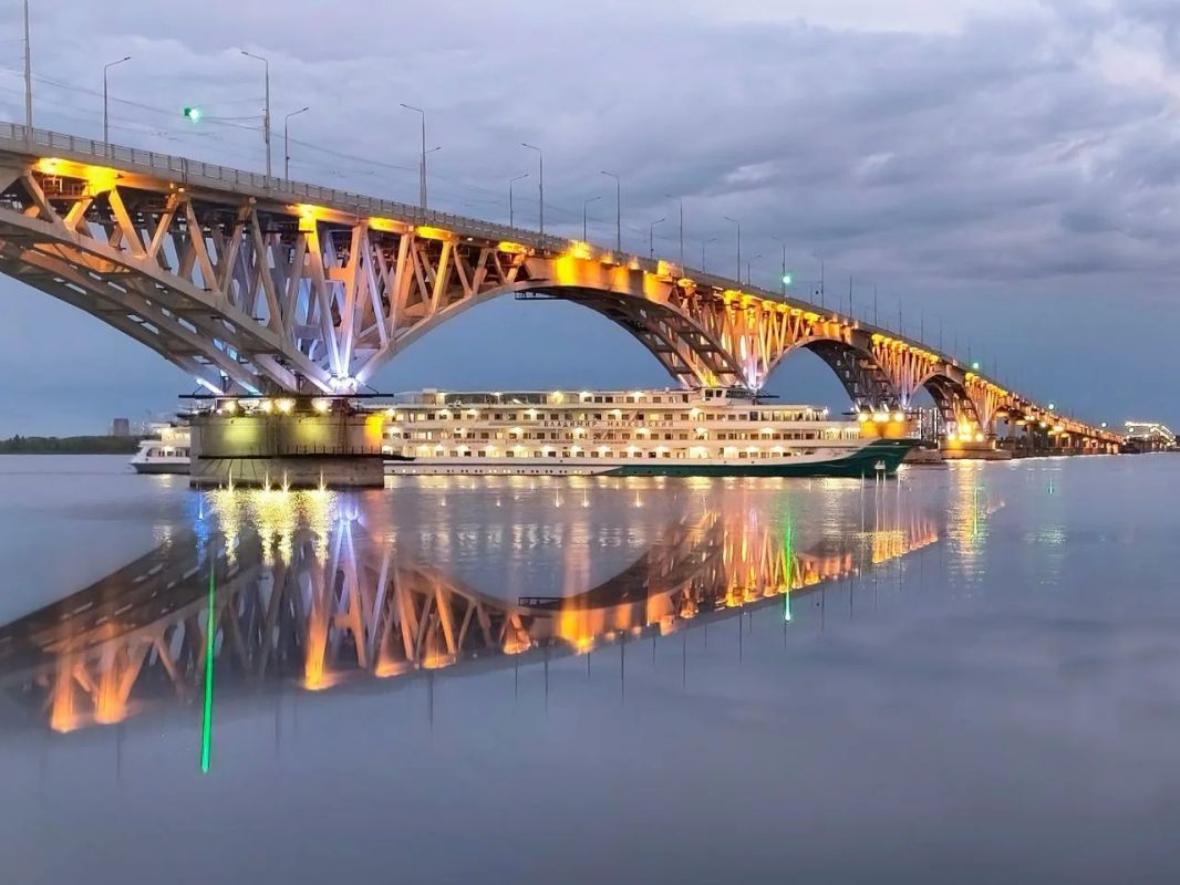Фотографиями саратовского моста и такого разного неба поделился Максим Червяков Фотографиями саратовского моста и такого разного неба поделился Максим Червяков