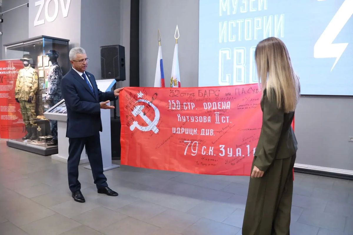 Делегация Запорожской области передала Музею истории СВО знамя с позывными саратовских бойцов Делегация Запорожской области передала Музею истории СВО знамя с позывными саратовских бойцов