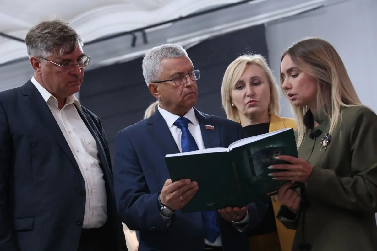 Делегация Запорожской области передала Музею истории СВО знамя с позывными саратовских бойцов Делегация Запорожской области передала Музею истории СВО знамя с позывными саратовских бойцов