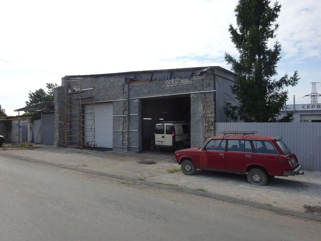 В Балаково собственник начал демонтаж части строения, самовольно занявшего землю общего пользования В Балаково собственник начал демонтаж части строения, самовольно занявшего землю общего пользования