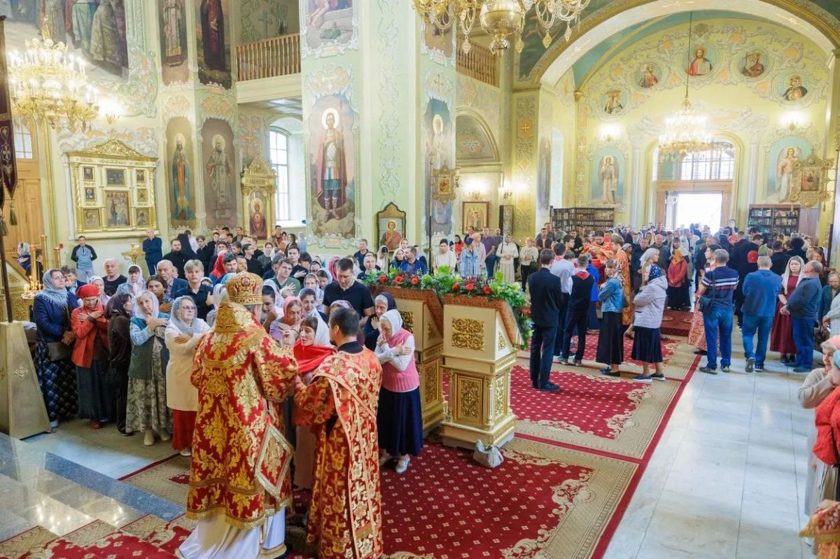 В Покровском соборе Саратова состоялась Божественная литургия в честь Собора Саратовских святых В Покровском соборе Саратова состоялась Божественная литургия в честь Собора Саратовских святых