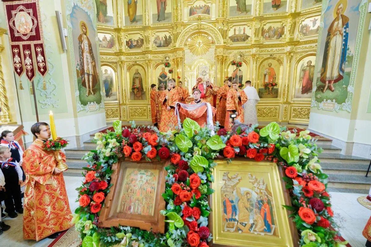 В Покровском соборе Саратова состоялась Божественная литургия в честь Собора Саратовских святых В Покровском соборе Саратова состоялась Божественная литургия в честь Собора Саратовских святых