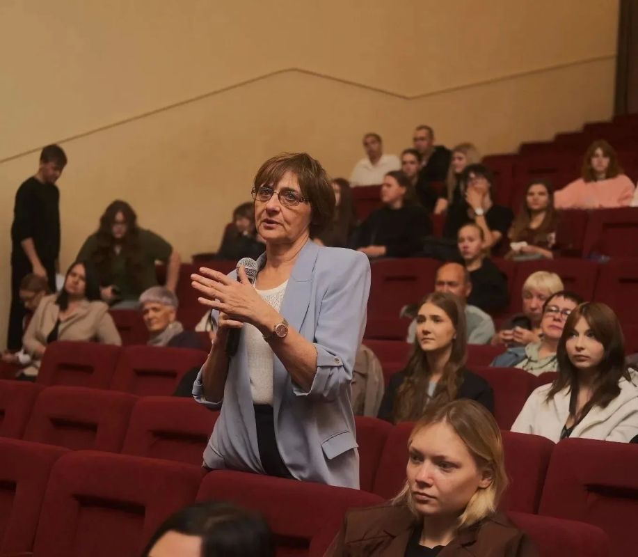 В Вольском драматическом театре состоялась театрализованная читка пьесы Анны Бессчастновой «Три письма» В Вольском драматическом театре состоялась театрализованная читка пьесы Анны Бессчастновой «Три письма»