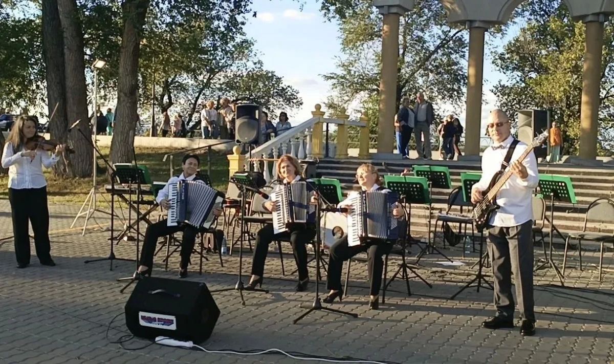 ФИНАЛЬНЫЙ АККОРД: в парке «Покровский» состоялось закрытие четвёртого сезона районного проекта «Покровские субботние вечера» ФИНАЛЬНЫЙ АККОРД: в парке «Покровский» состоялось закрытие четвёртого сезона районного проекта «Покровские субботние вечера»