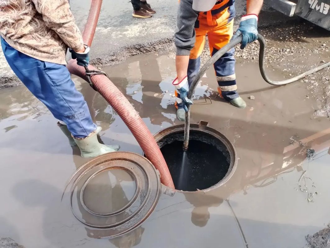 Сотрудники участка водопонижения проводят работу по очистке водоприемных колодцев Сотрудники участка водопонижения проводят работу по очистке водоприемных колодцев